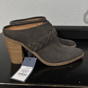 Universal thread heeled boots